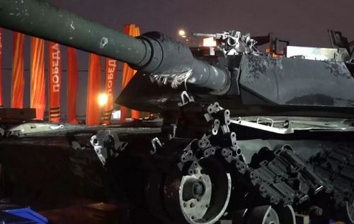 Сеанс "величі": у Москві зігнули дуло підбитому танку Leopard